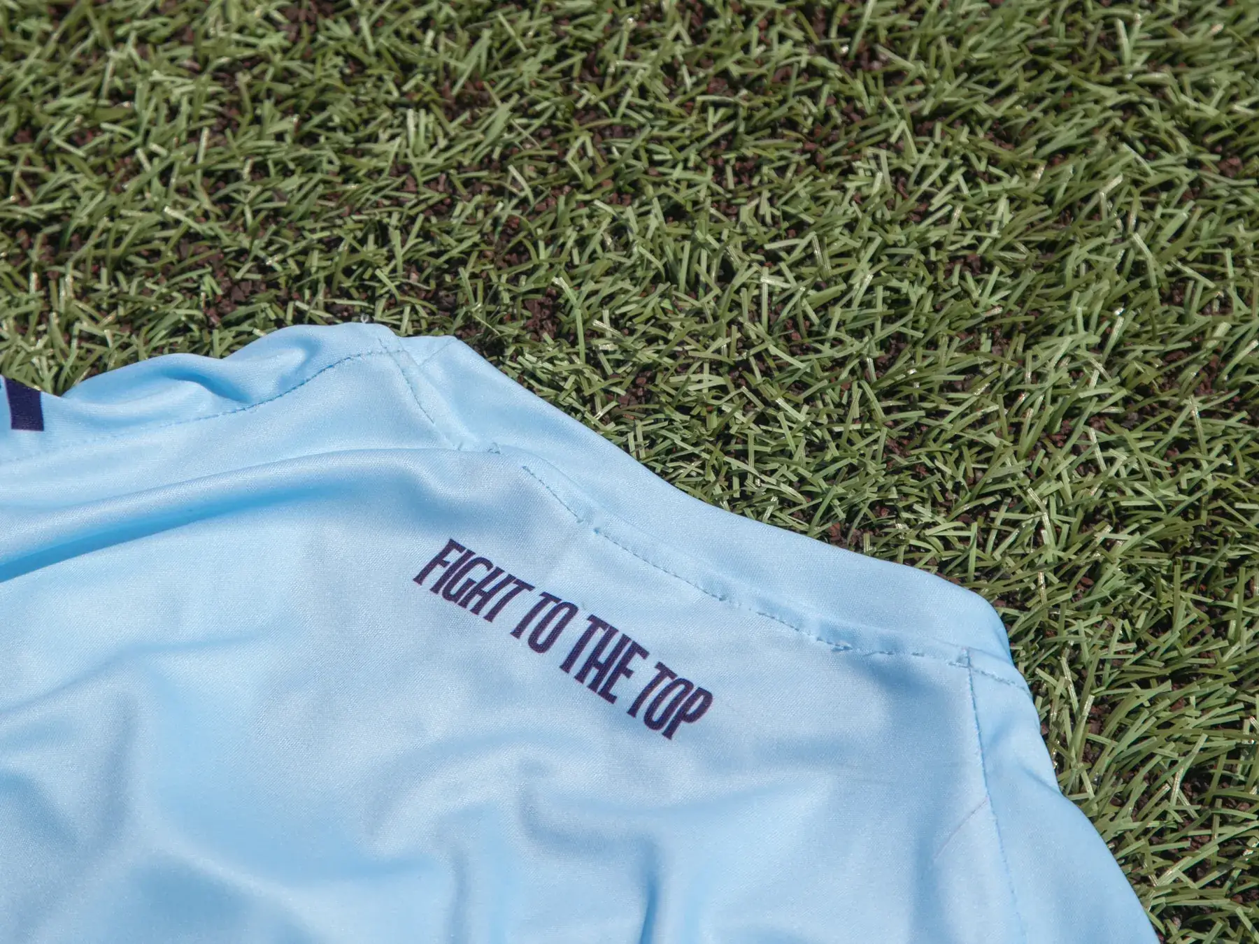 Dettaglio del retro della prima maglia della Sanremese, con la scritta «Fight to the top»